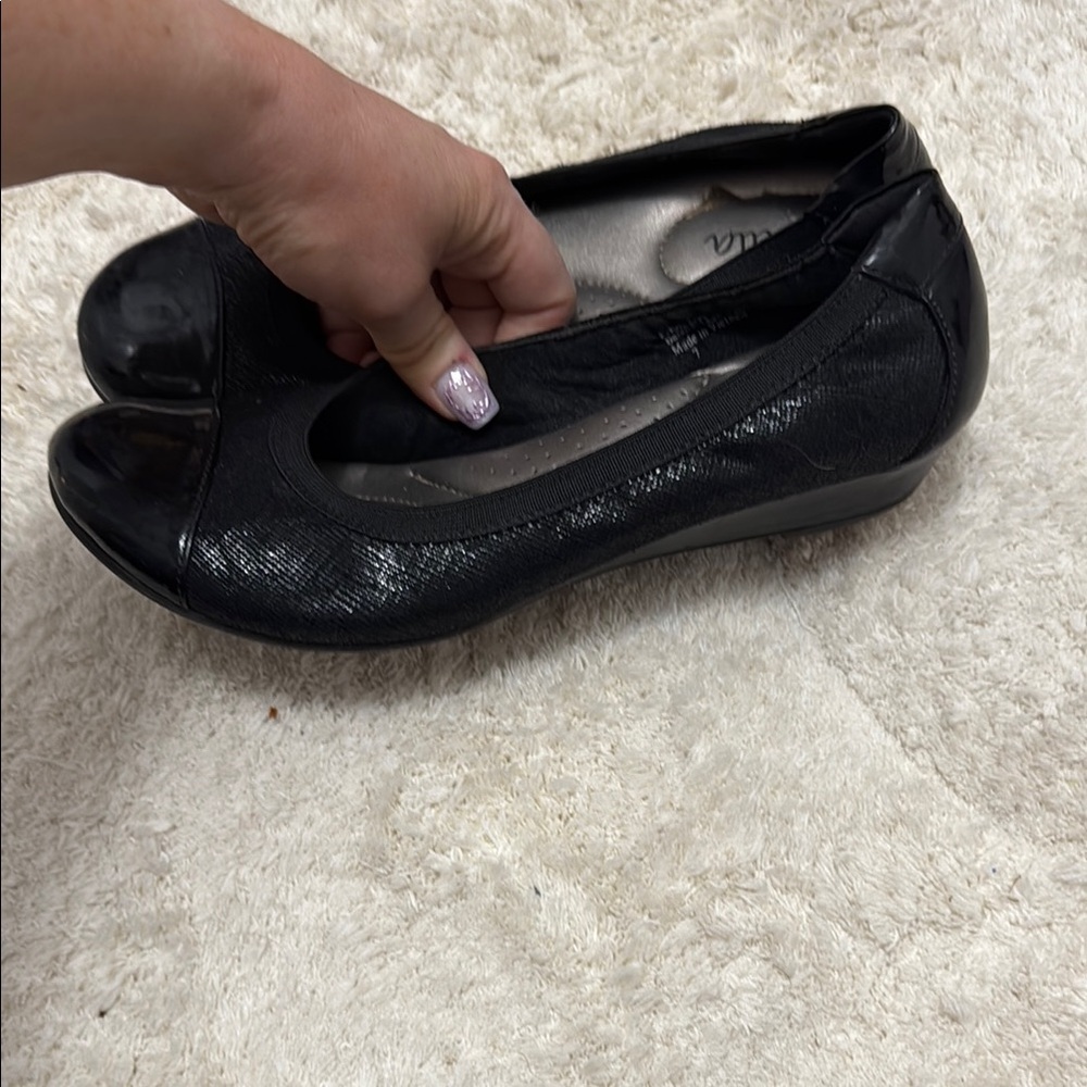 Abella Black Flats with Glossy Toe - Picture 4 of 6